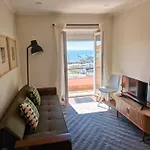Riverfront 2 Bedrooms With Balcony Lägenhet