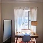 Riverfront 2 Bedrooms With Balcony Lägenhet