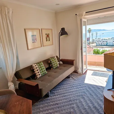 Riverfront 2 Bedrooms With Balcony Apartmán *