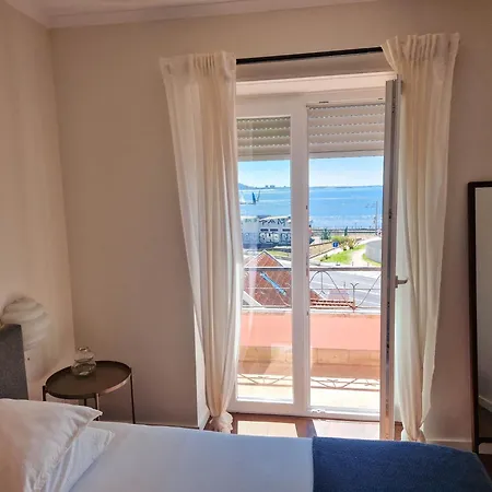 Apartmán Riverfront 2 Bedrooms With Balcony