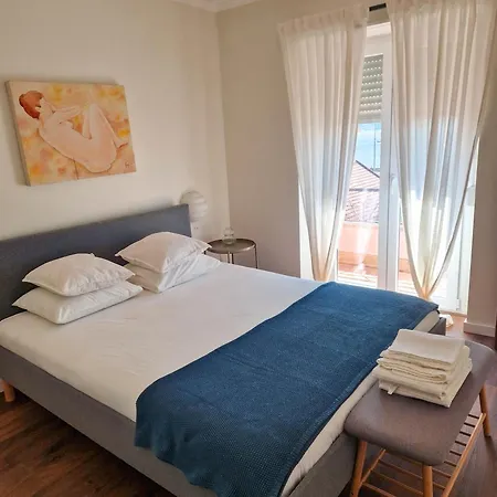 Riverfront 2 Bedrooms With Balcony Apartmán *