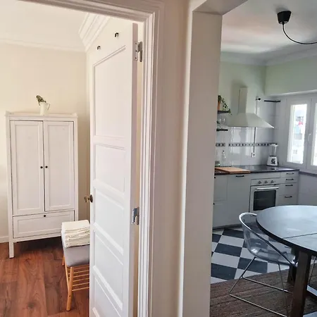 Riverfront 2 Bedrooms With Balcony *