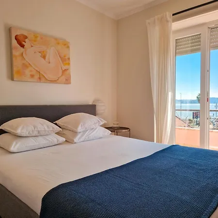 Riverfront 2 Bedrooms With Balcony Apartmán *