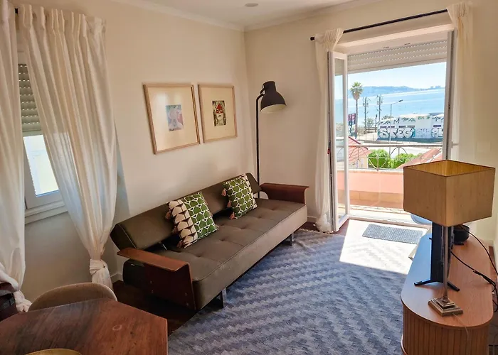 Riverfront 2 Bedrooms With Balcony Διαμέρισμα *