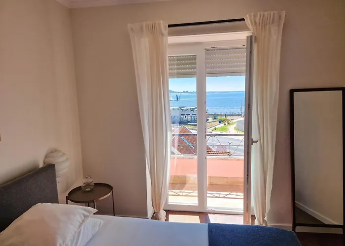 Διαμέρισμα Riverfront 2 Bedrooms With Balcony