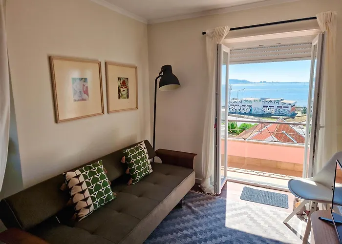 Riverfront 2 Bedrooms With Balcony *