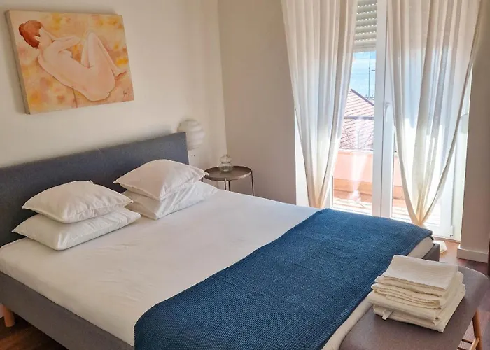Riverfront 2 Bedrooms With Balcony Διαμέρισμα *