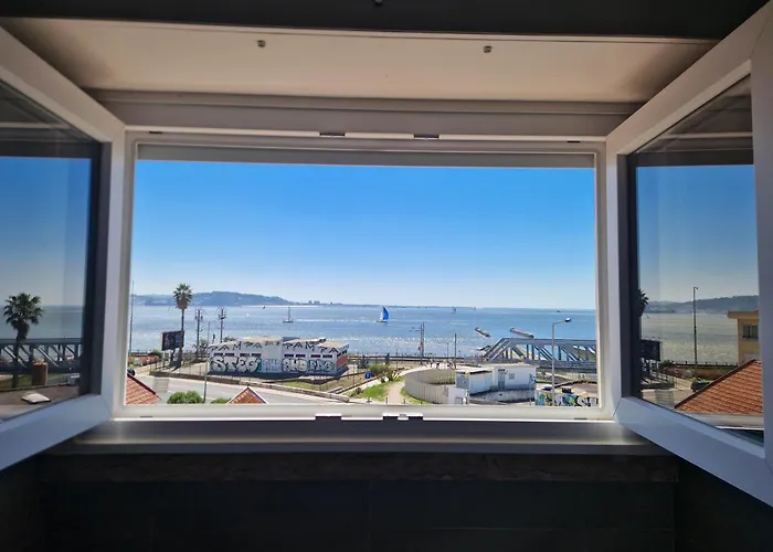 Riverfront 2 Bedrooms With Balcony *