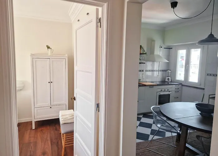 Riverfront 2 Bedrooms With Balcony *