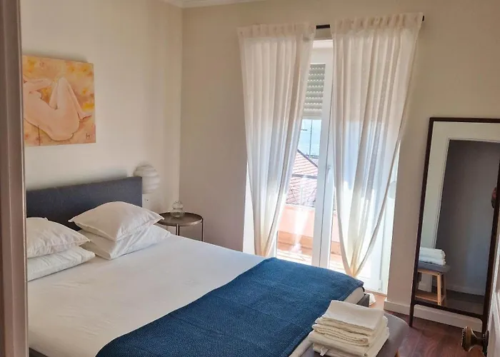 Διαμέρισμα Riverfront 2 Bedrooms With Balcony