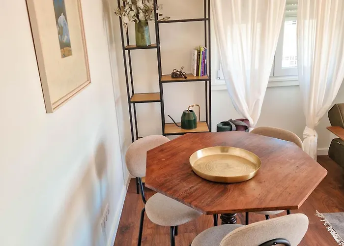 Riverfront 2 Bedrooms With Balcony