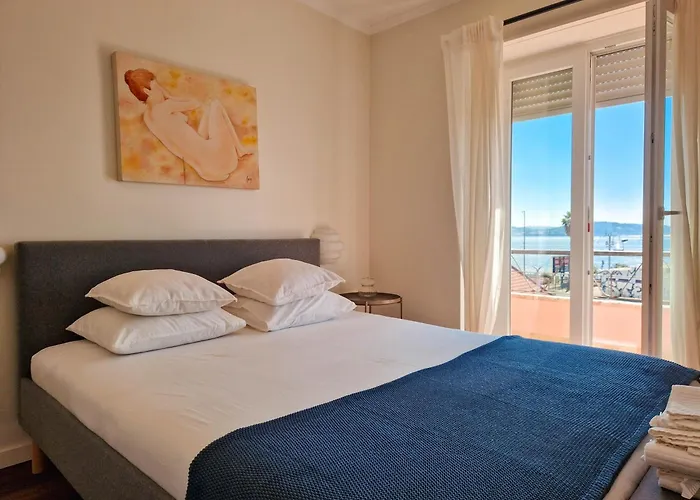 Riverfront 2 Bedrooms With Balcony Διαμέρισμα *